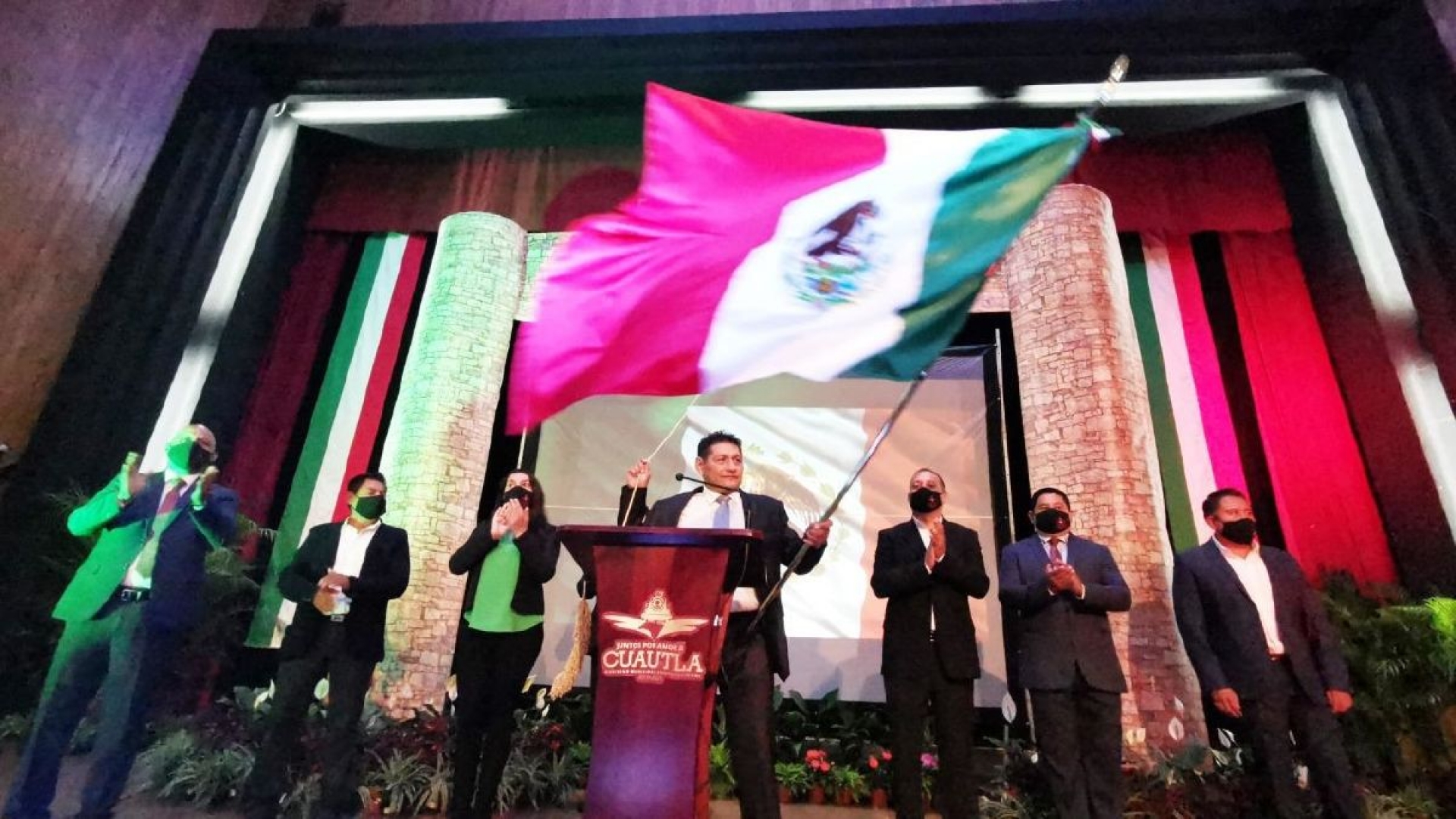Reconoce Jesús Corona a personal de salud durante ceremonia del “Grito”