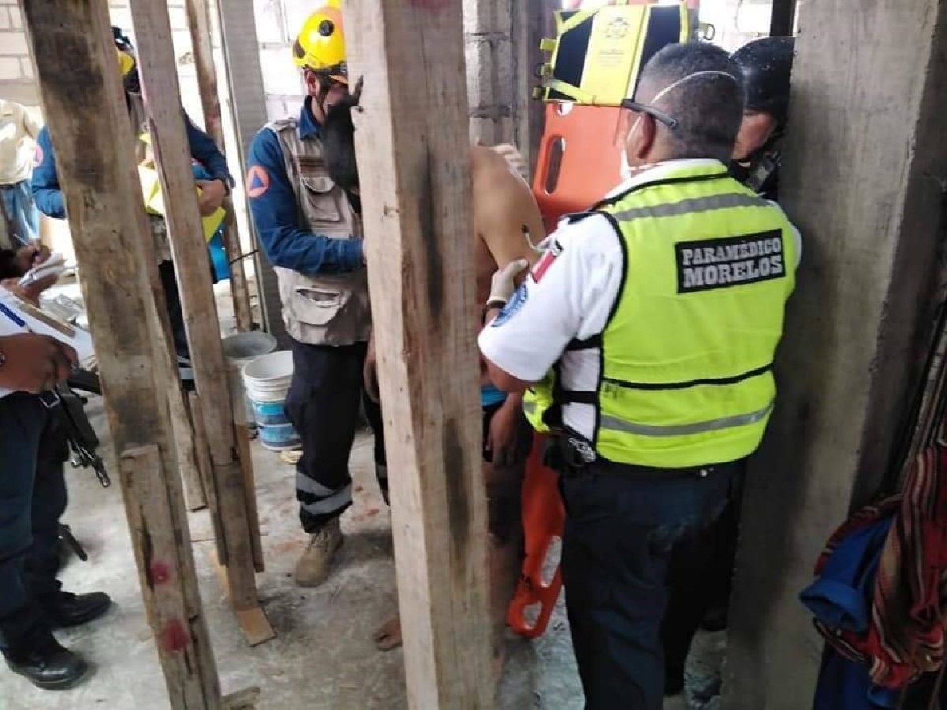 Albañil sufre quemaduras al recibir una descarga eléctrica