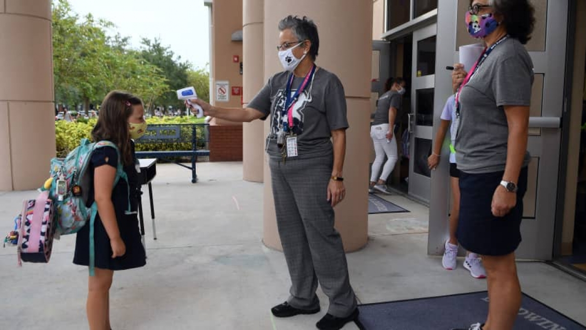 En Florida más de 400 alumnos están en cuarentena por contagios de COVID-19