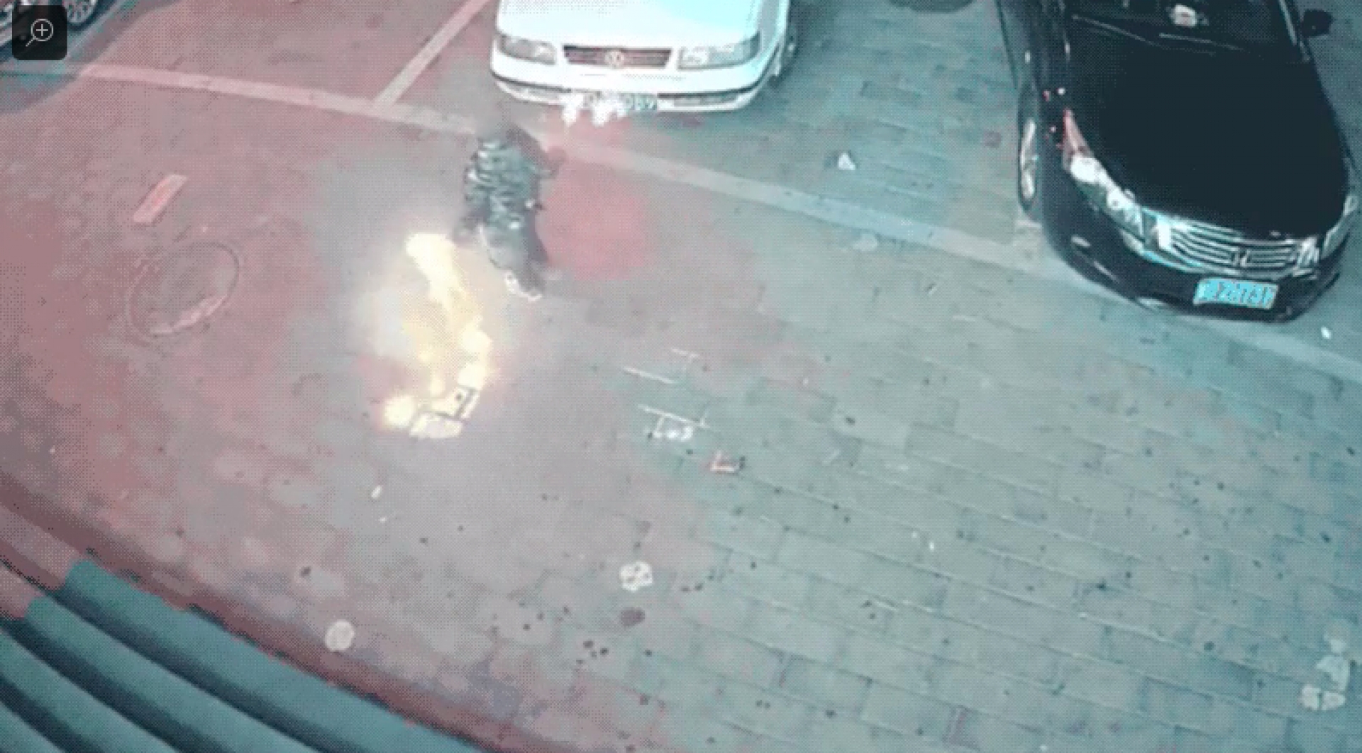 VIDEO: Un niño introduce una bengala por una alcantarilla. La explosión revienta la acera y daña tres autos