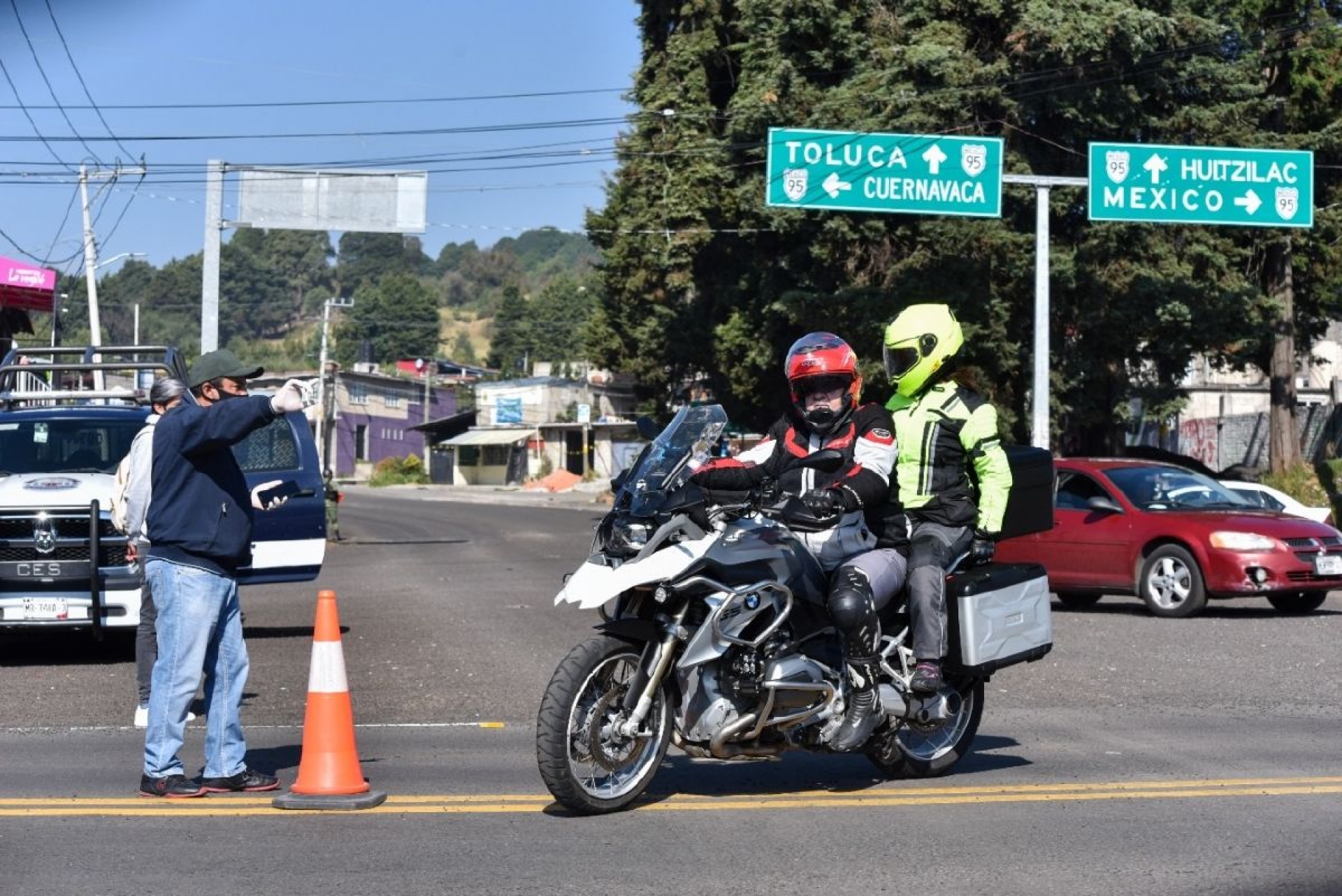 Invaden motociclistas el pueblo de Tres Marías