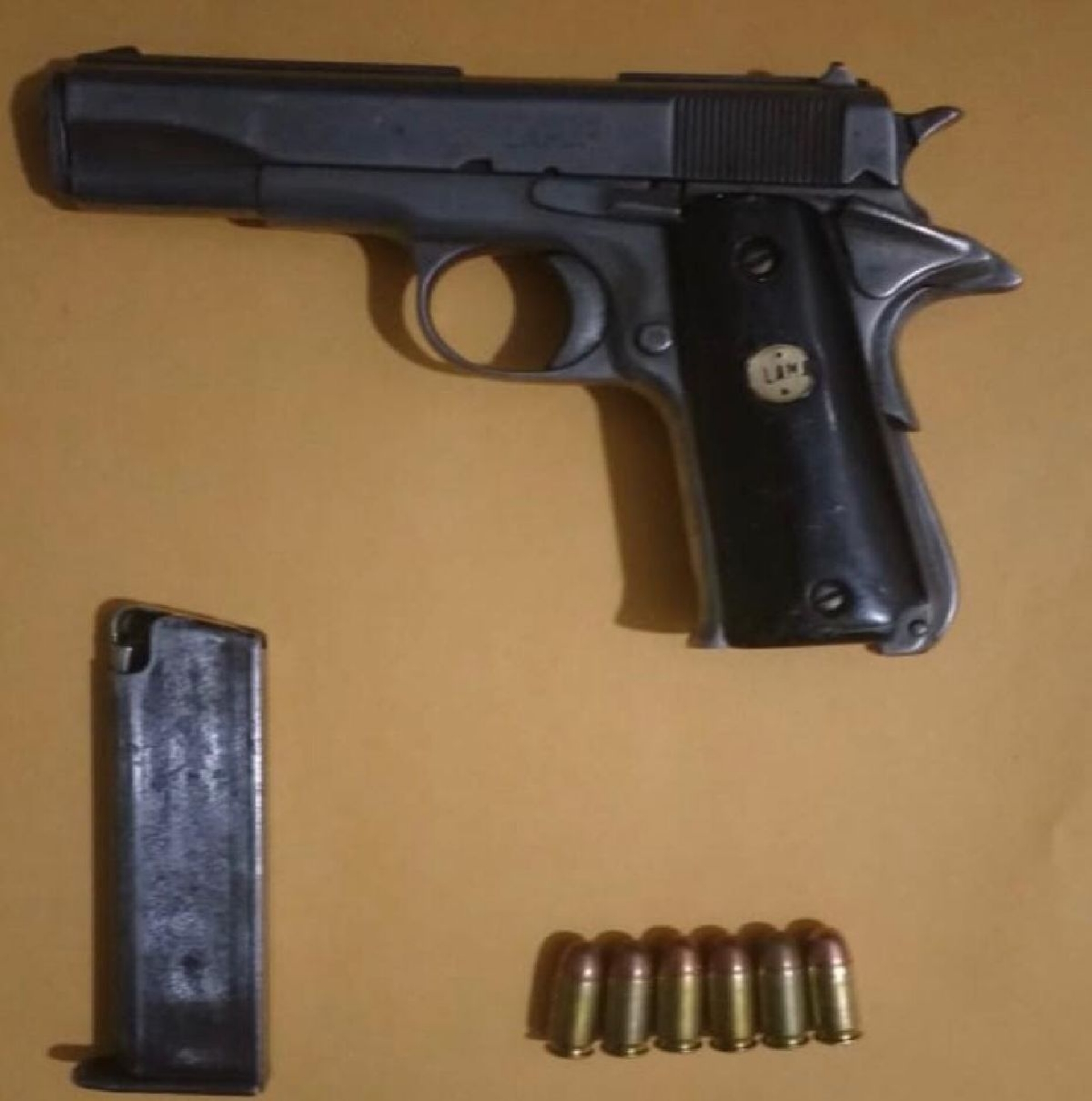 Amenazaba con una pistola a los transeúntes