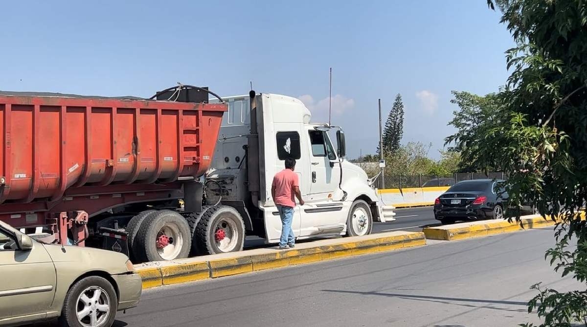 Colisión entre tráiler y automóvil en Temixco: Solo se reportan daños materiales