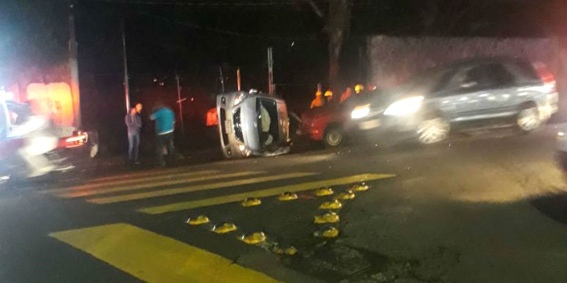 Vuelca automóvil en la avenida Río Mayo