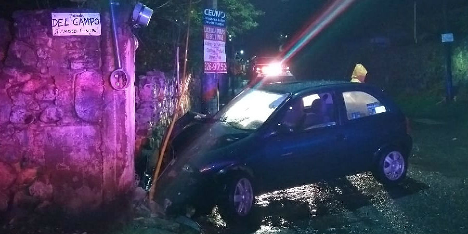 Automovilista choca contra poste de luz, en Temixco