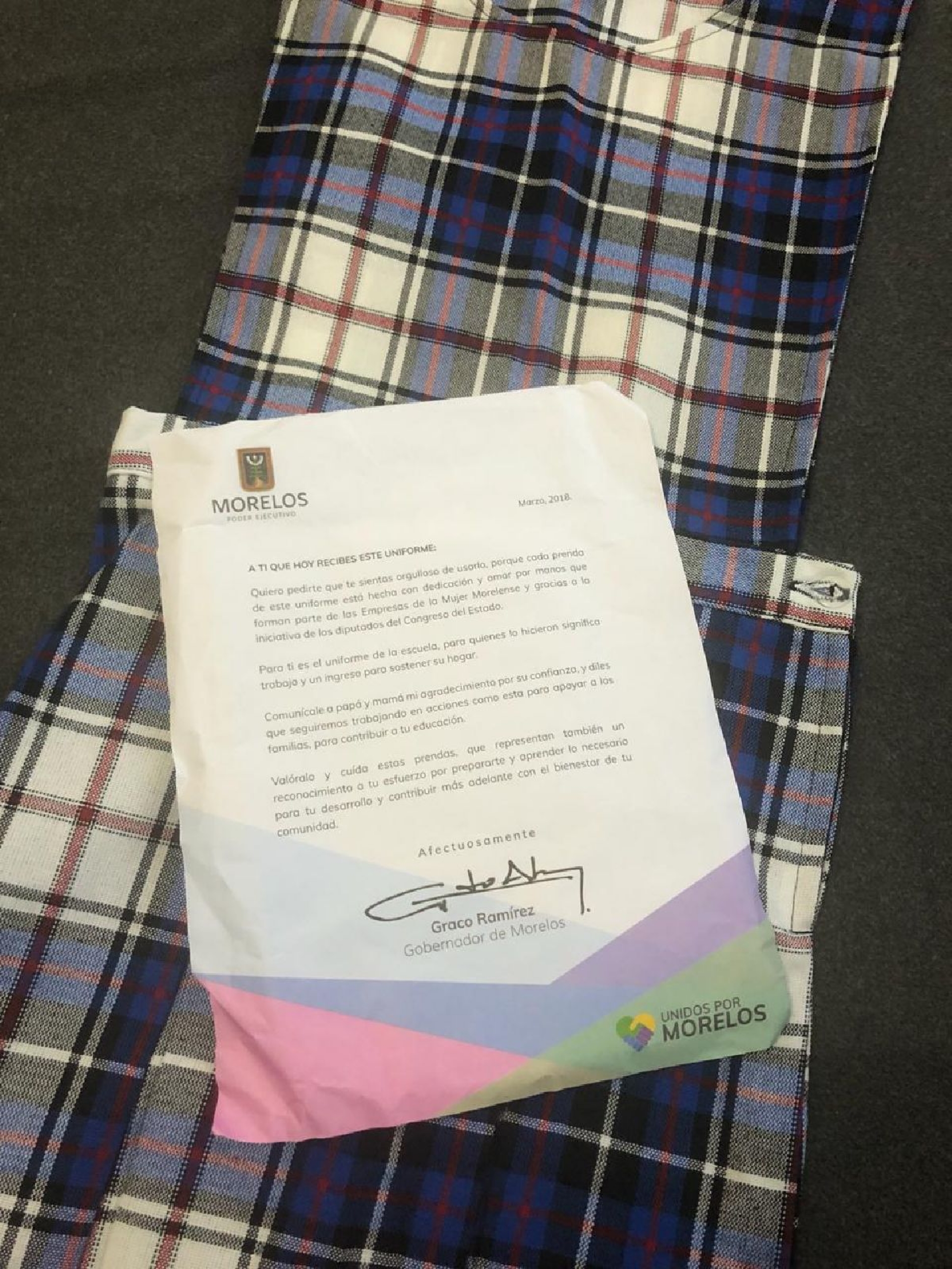 Llegan uniformes escolares a las escuelas