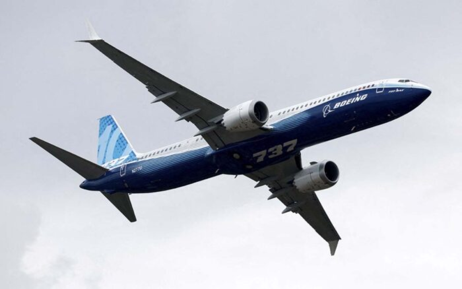 Encuentran parte del fuselaje del Boeing 737 MAX 9 en el patio de una casa