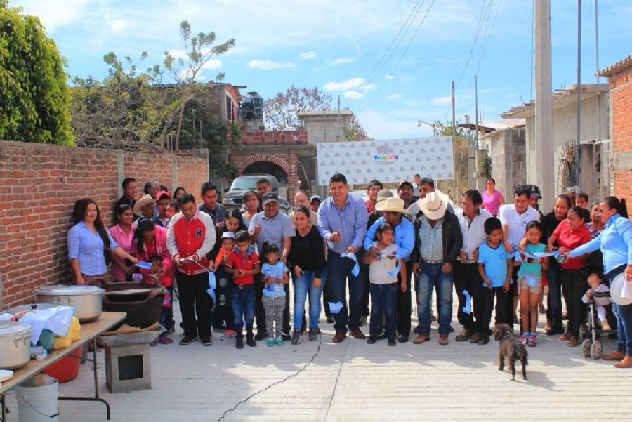 Entrega Francisco Erick Sánchez remodelación de la calle Molina en Zahuatlán