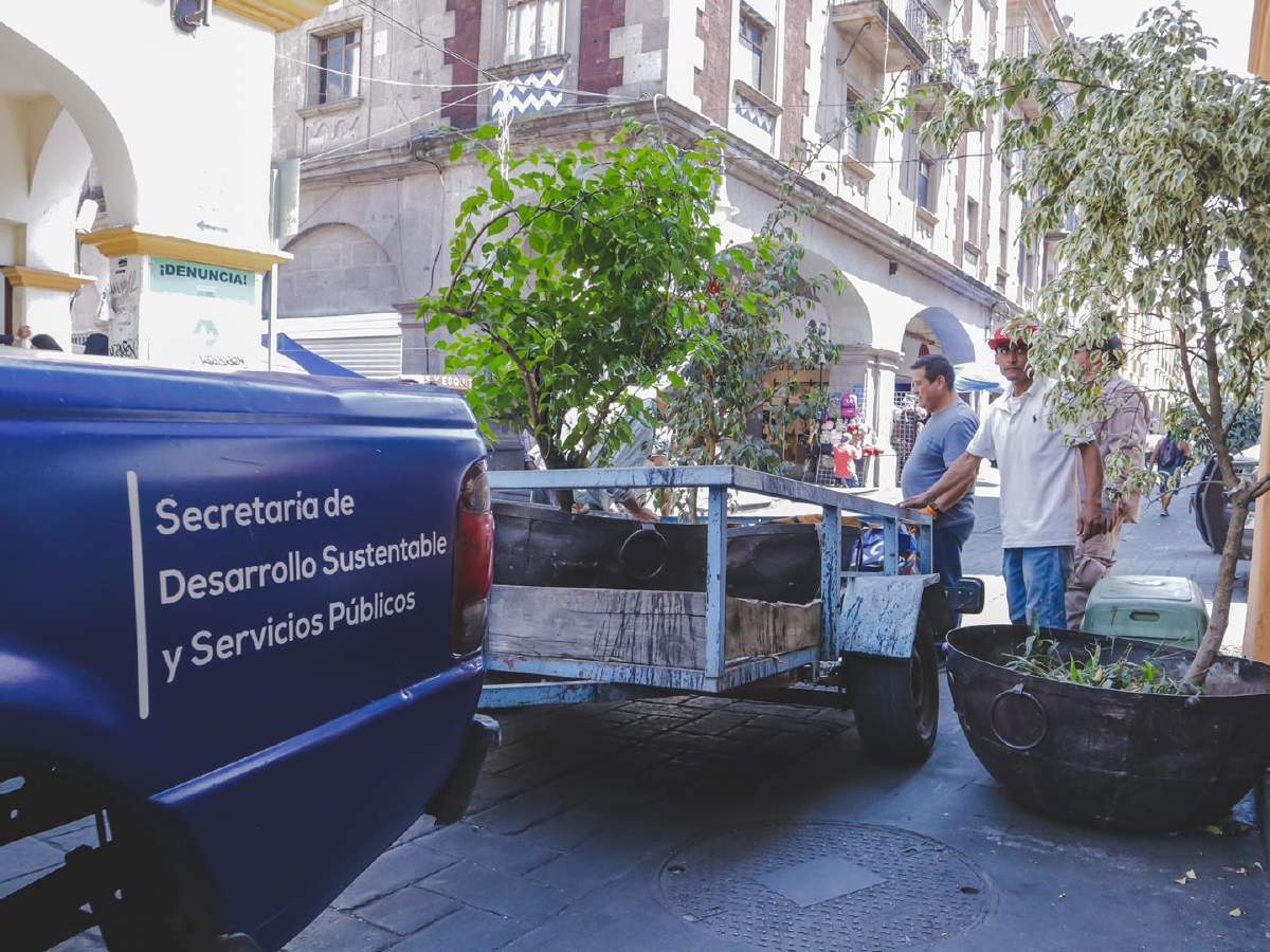 Retiran macetones averiados en calle Guerrero