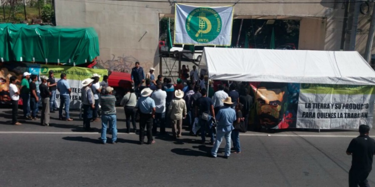 Se manifiestan miembros de la UNTA en las instalaciones de Conagua; reclaman audiencia
