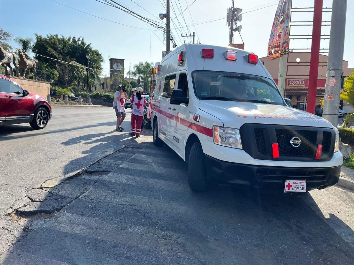 Choque entre una moto y un auto deja un lesionado
