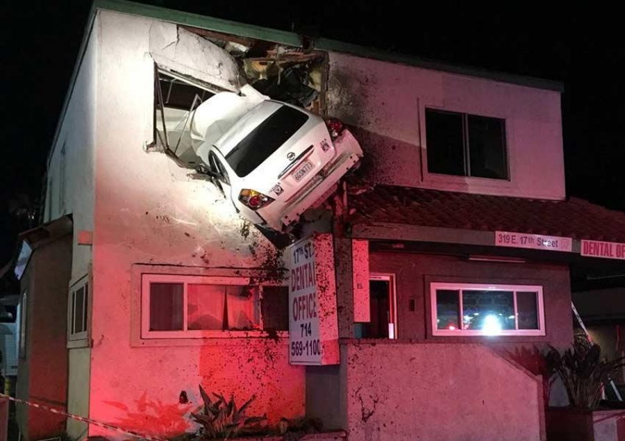 De película: Auto 'vuela' y termina incrustado en segundo piso de oficina