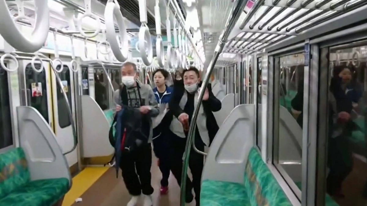 Hombre disfrazado de Joker apuñala a varias personas en un tren de Tokio