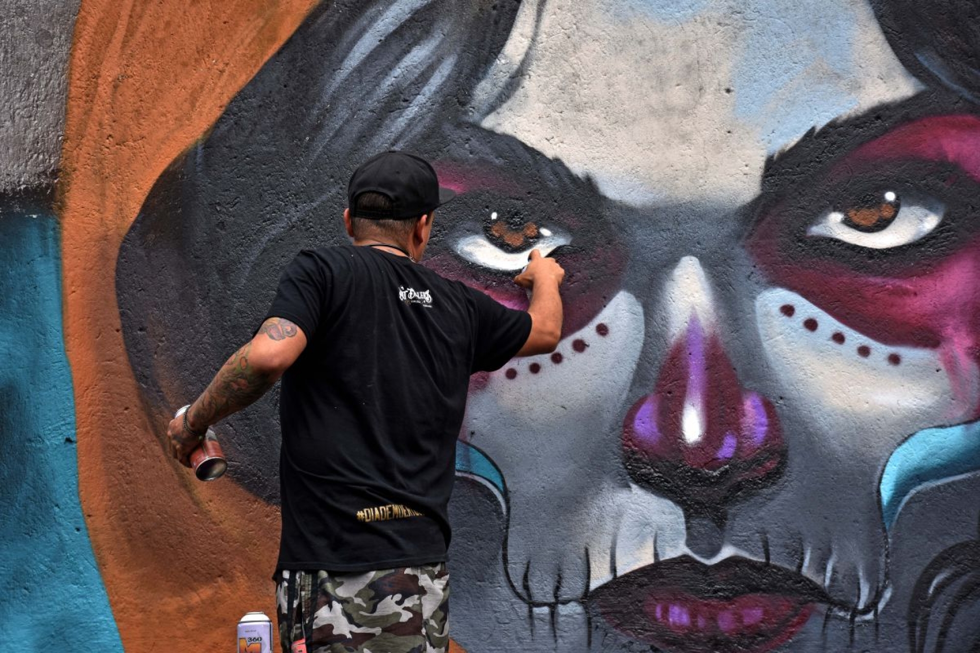 Artistas urbanos pintan murales en Tepoztlán con motivos de Día de Muertos
