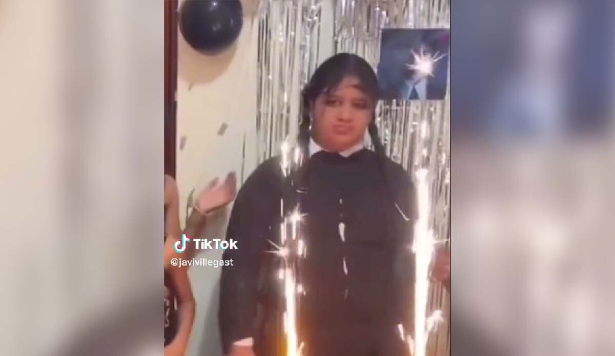 Adolescente hace fiesta temática de 'Merlina' y resultado se viraliza