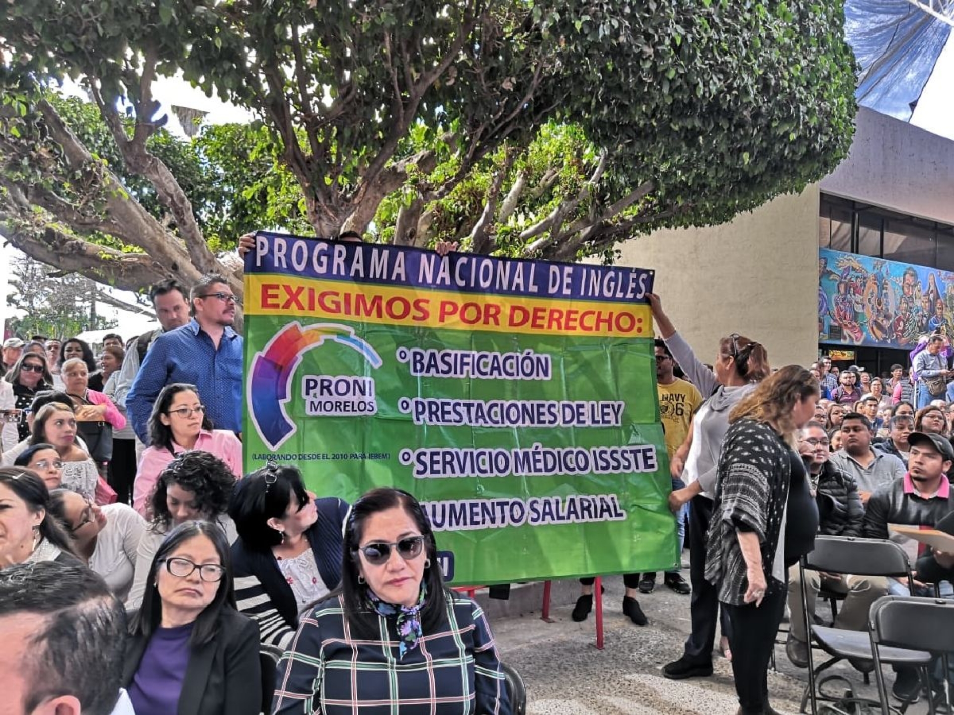 Maestros llevan protestas a IEBEM