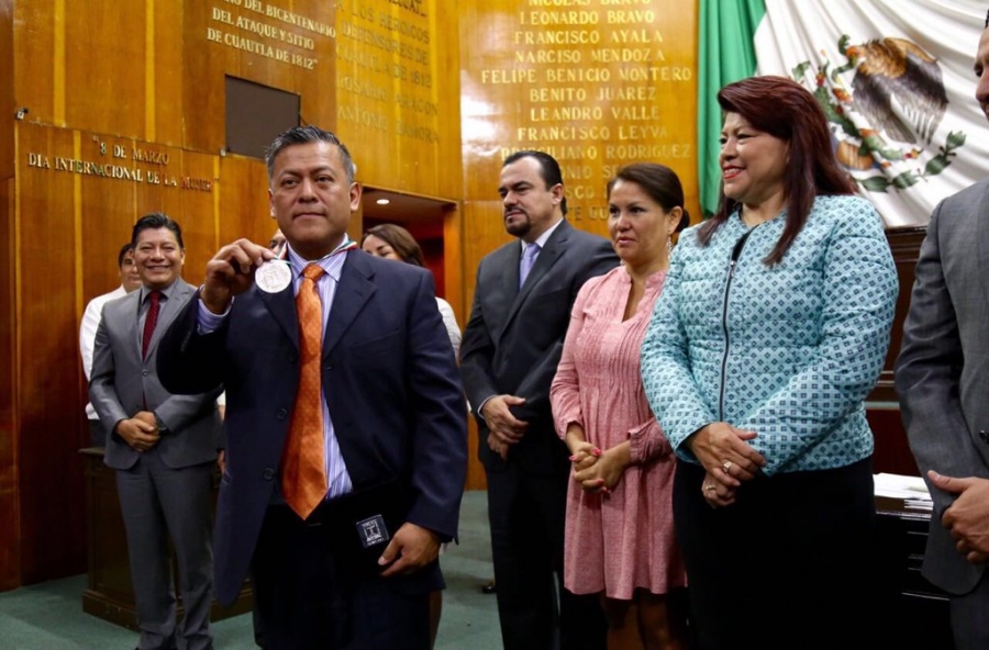 Entregó el Congreso medalla de honor a ciudadanos destacados
