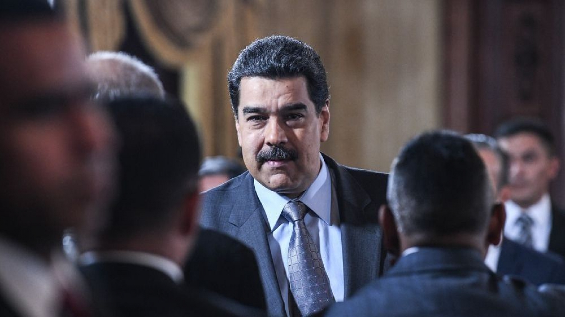 Gobierno de Maduro plantea privatización en la industria petrolera