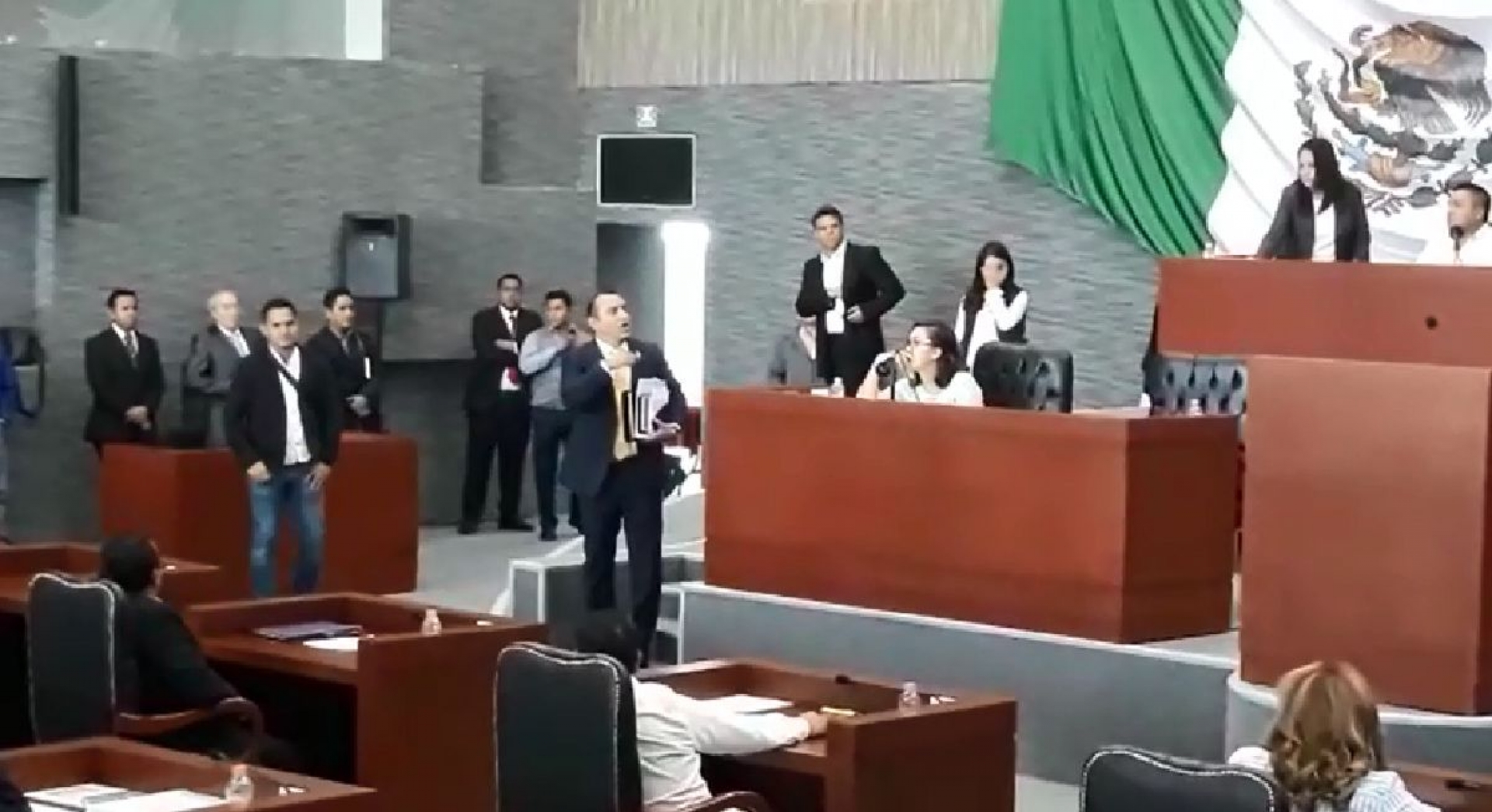 Se “escapa” secretario de Gobierno de la comparecencia ante diputados