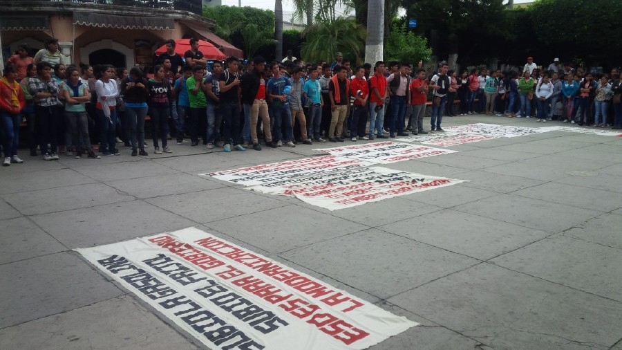 Marchan normalistas para recordar la represión de 1986