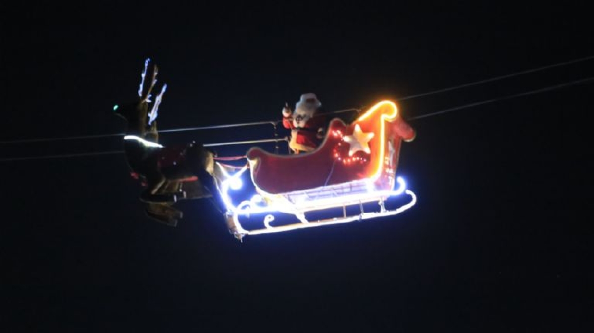 'Santa Claus' sufre accidente y casi cae de su trineo en show navideño