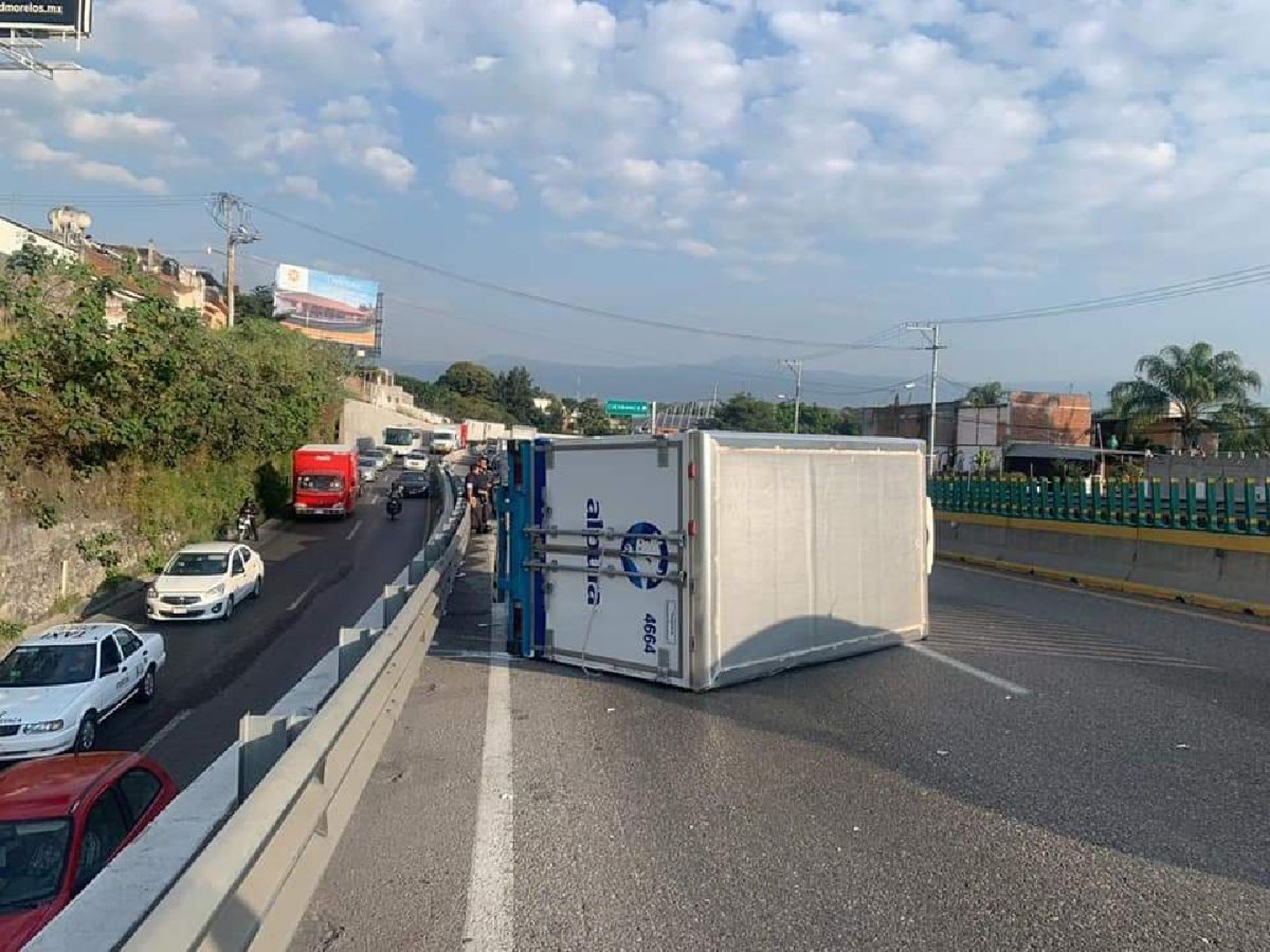Vuelca camioneta en el distribuidor vial Palmira