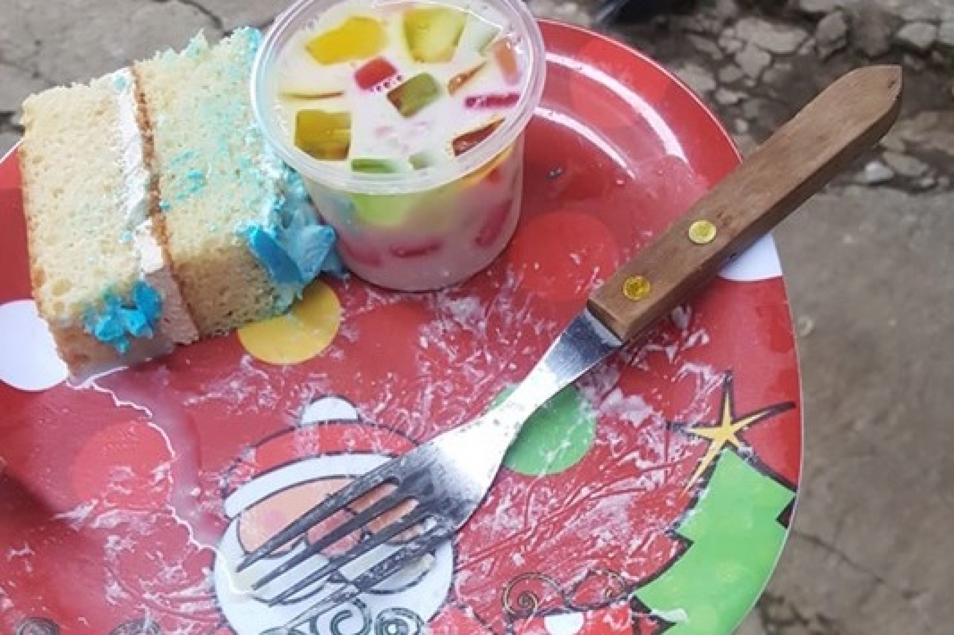 Niño pide como requisito: Traer su propio plato, cuchara y vaso, para acudir a su fiesta libre de desechables