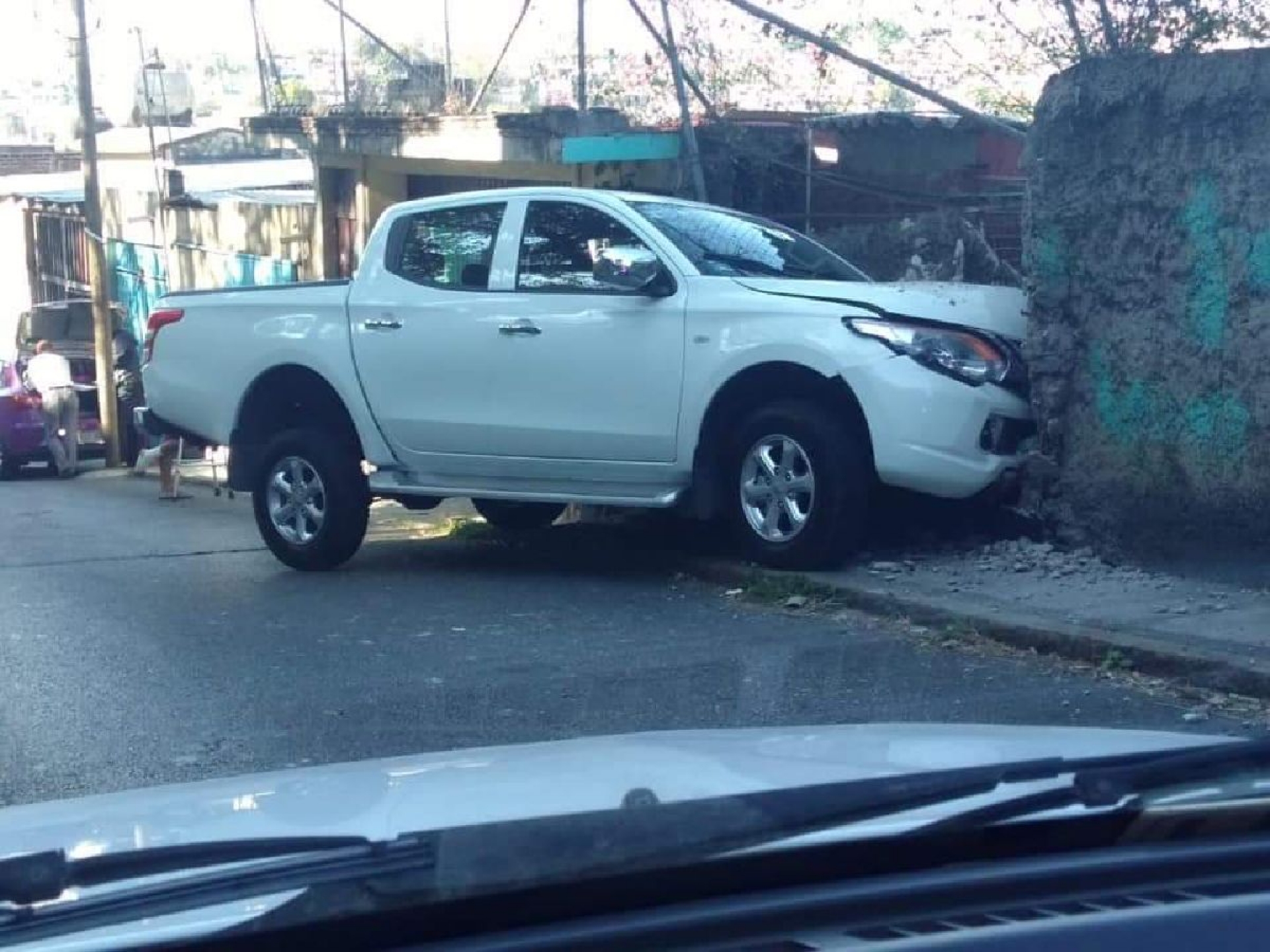 Se impacta camioneta contra la barda de una casa
