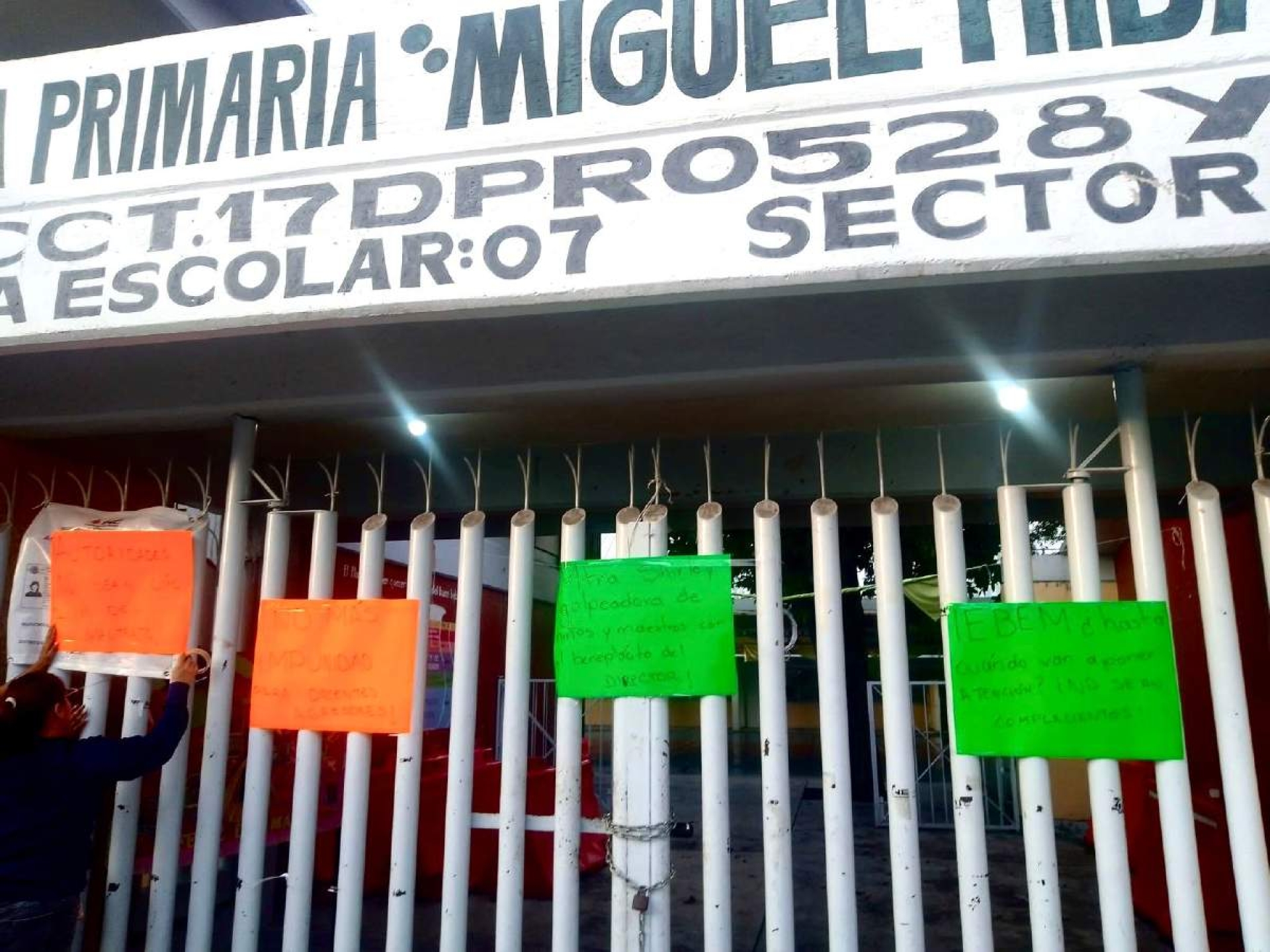 Exigen destituir a docente de primaria ixtleca por presuntas agresiones