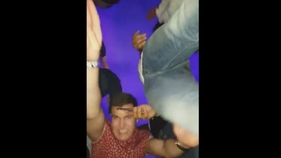VIDEO: Pierde su celular en fiesta y su intento por recuperarlo se viraliza