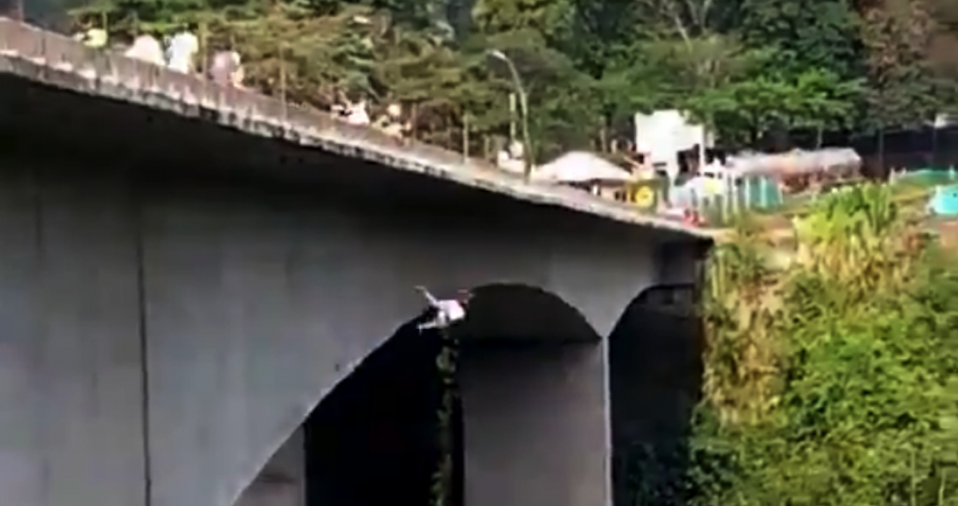 VIDEO: Rescatistas no logran convencerla y, frente a cámaras, madre con su hijo se tiran de puente