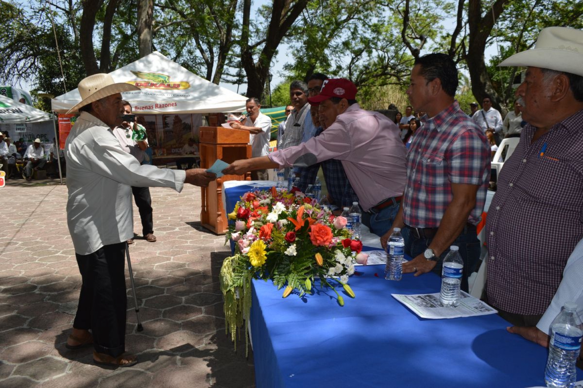 Entrega alcalde de Jonacatepec boletas del programa “Kilo por Kilo”