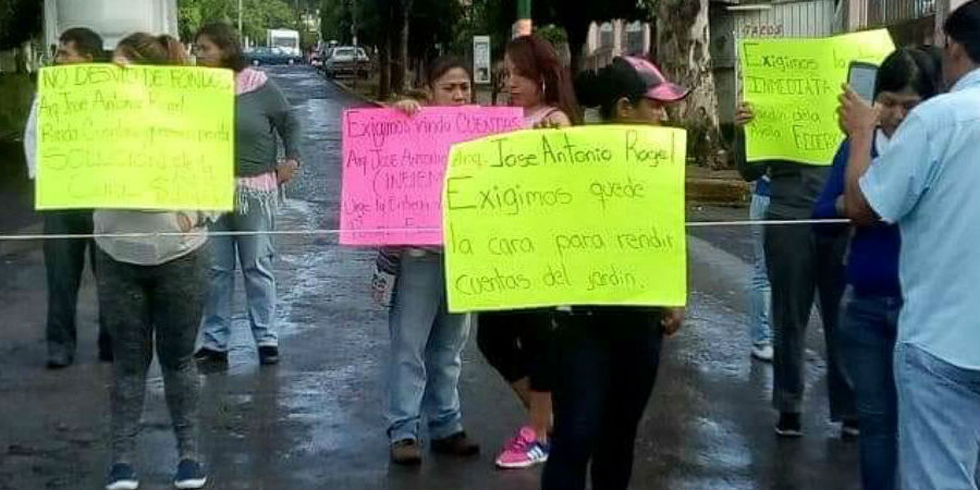 Se manifiestan padres de familia de jardín de niños en Altavista