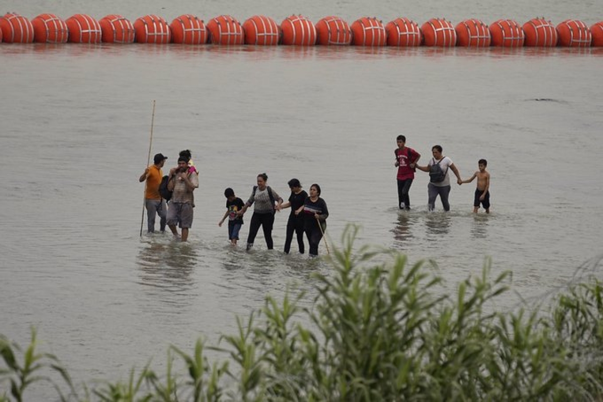 México denuncia que 'muro flotante' en Río Bravo incumple tratados internacionales