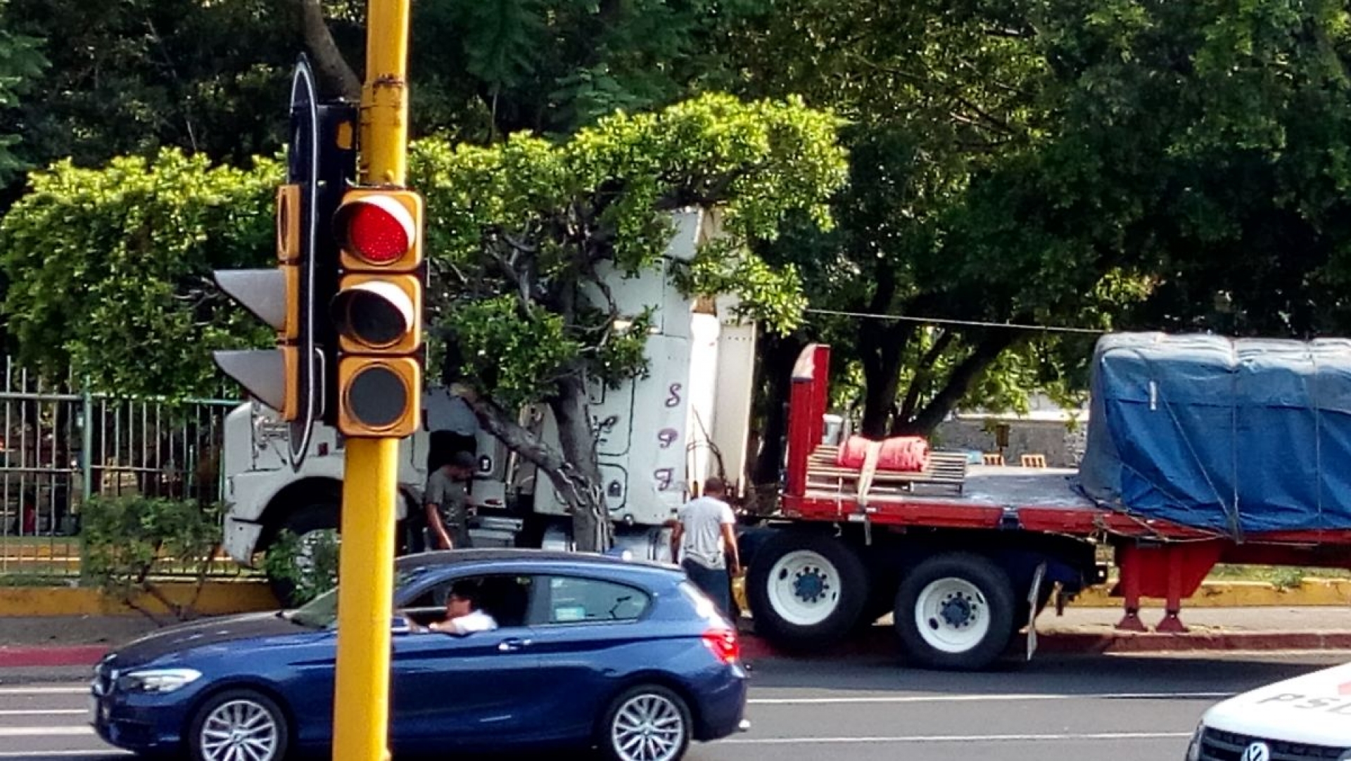 Tráiler sin frenos chocó contra la reja del parque “Alameda”