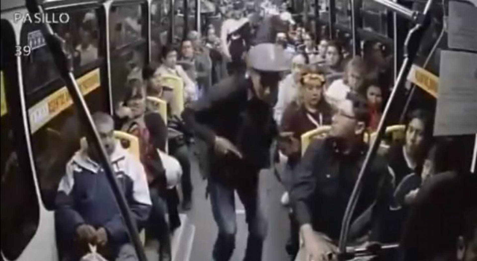 Asaltantes se llevan hasta chamarras durante robo en camión de la Ciudad de México