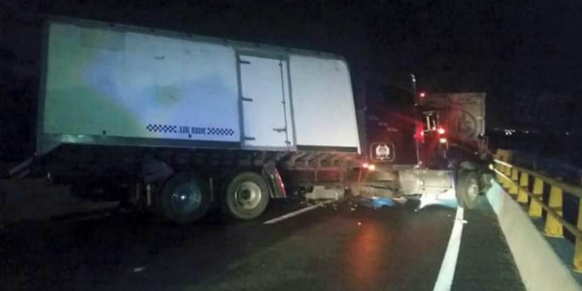 Volcadura de tráiler ocasionó caos vehicular en la autopista México-Acapulco