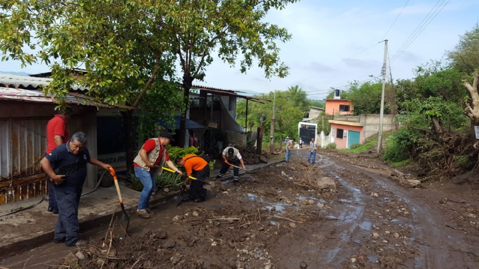 Lluvia del lunes causó deslave de talud en Puente de Ixtla