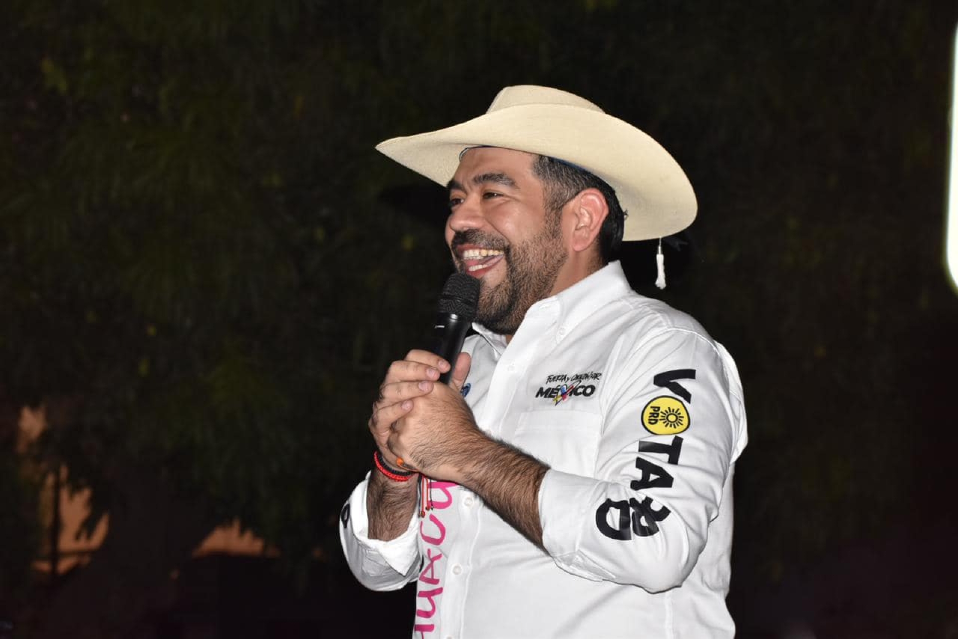 Candidato a diputado en Michoacán hace campaña portando chaleco antibalas