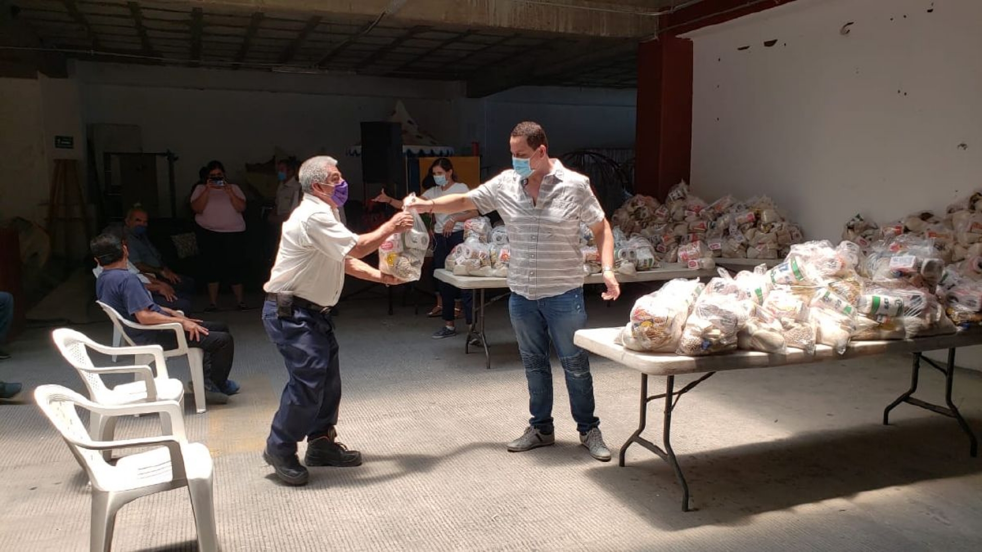 Realizan primera entrega de despensas a taxistas de Jojutla
