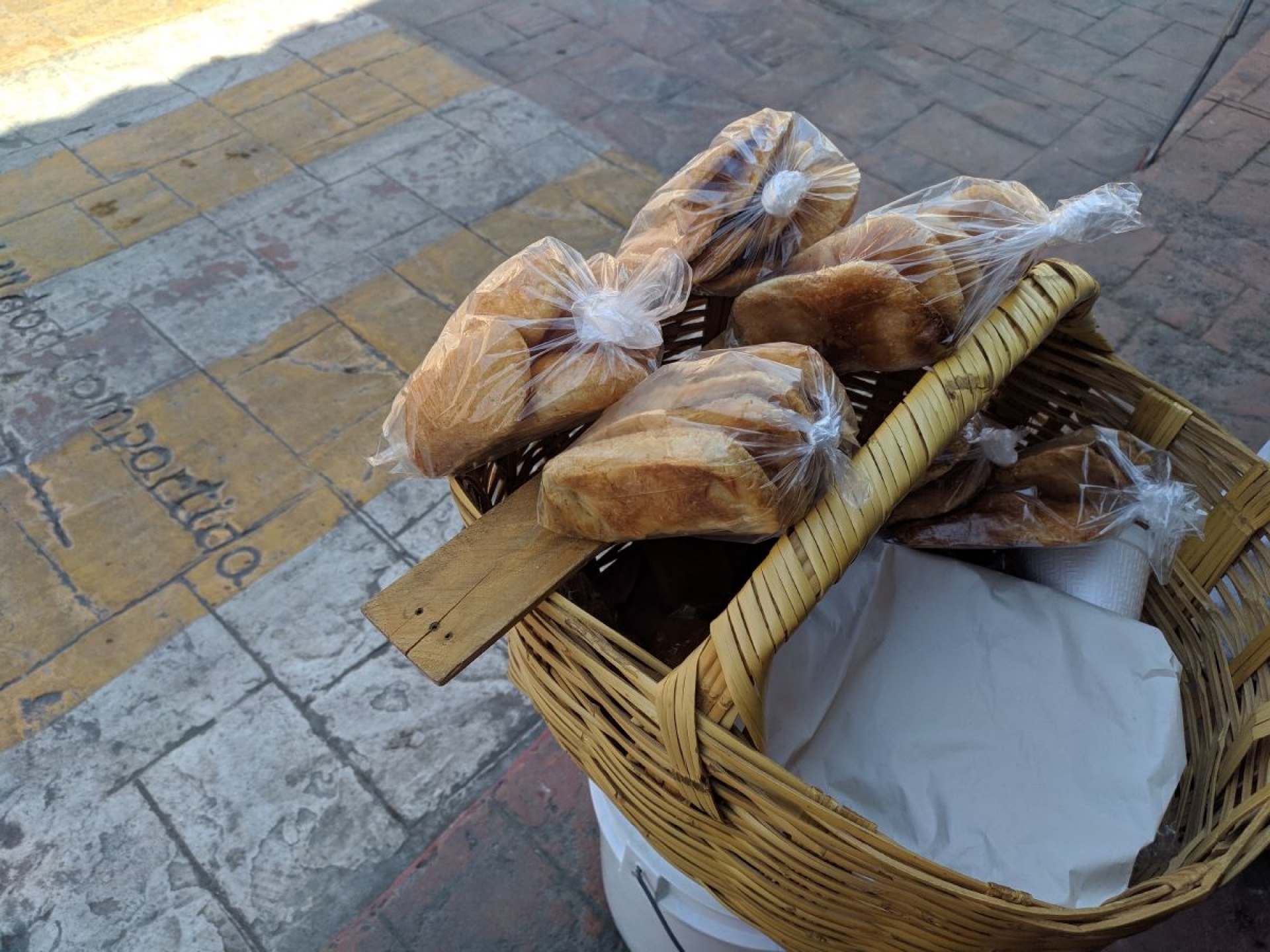 Sufre para vender sus empanadas