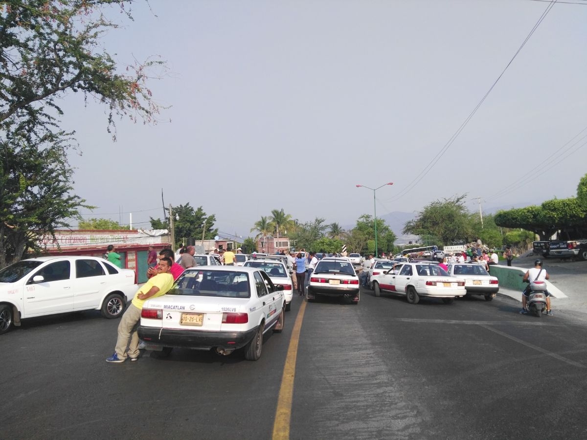 Conflicto entre taxistas causa bloqueos en diferentes puntos de la carretera Alpuyeca-Grutas