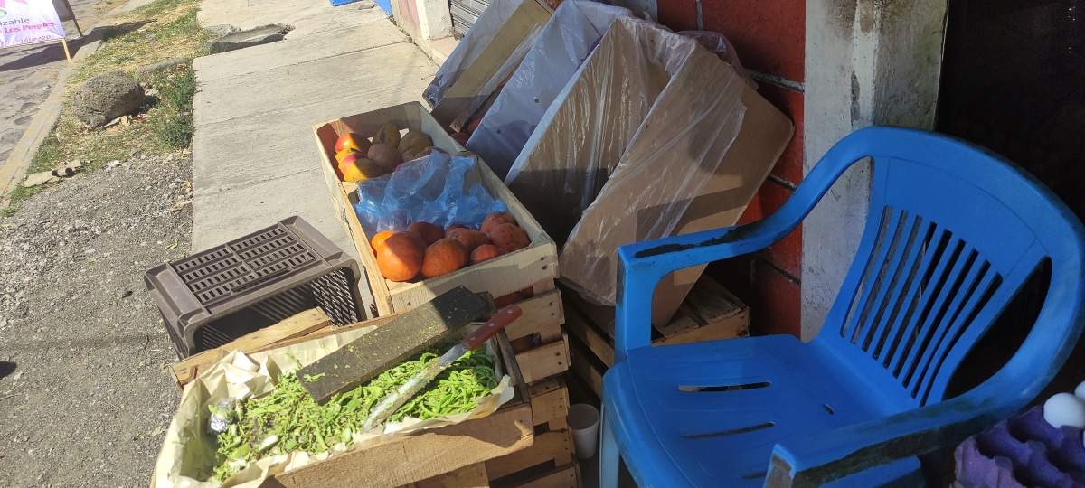 Sus vecinos dejaron de comprarle, pero seguirá con el negocio