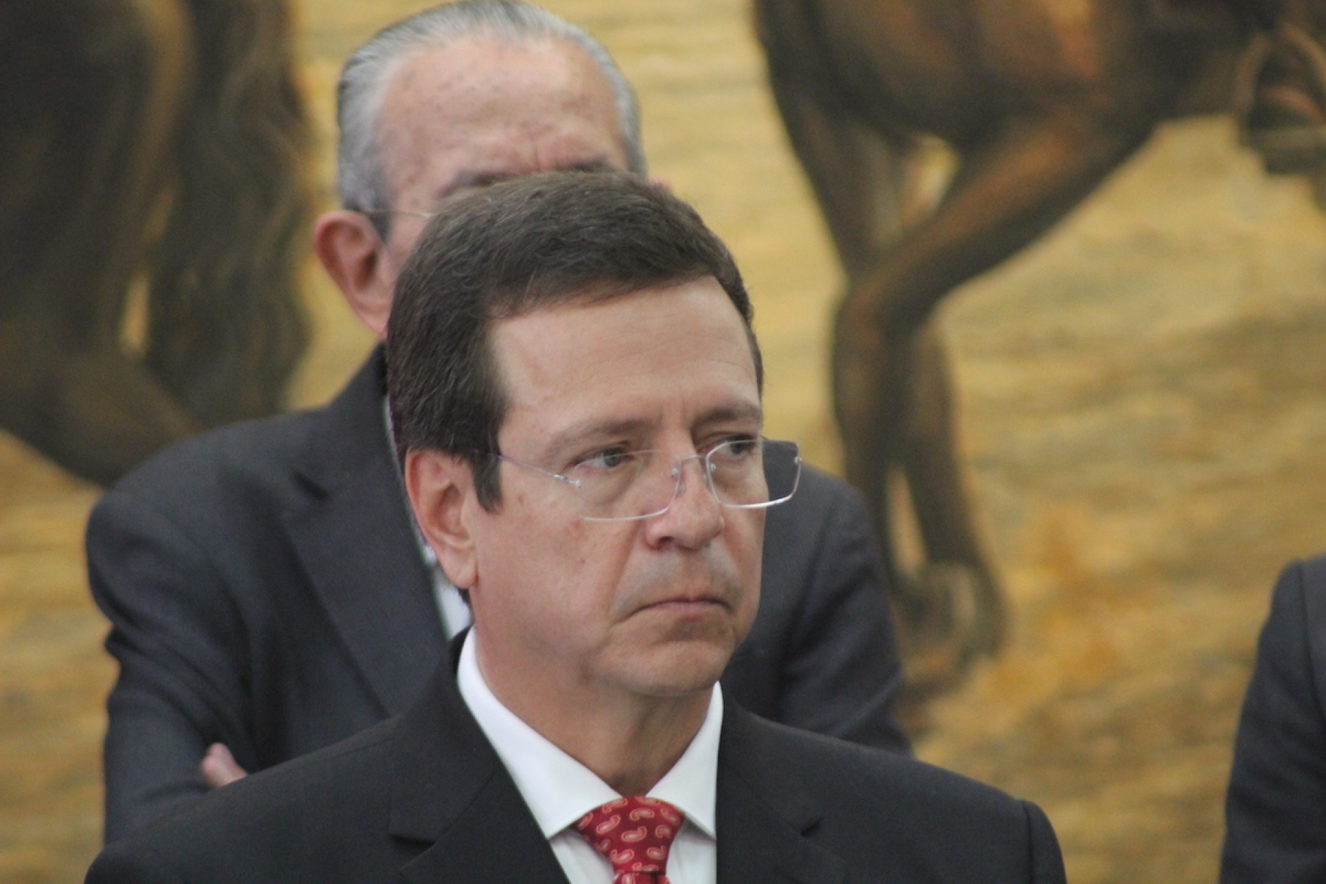 Busca gobierno mil millones adicionales