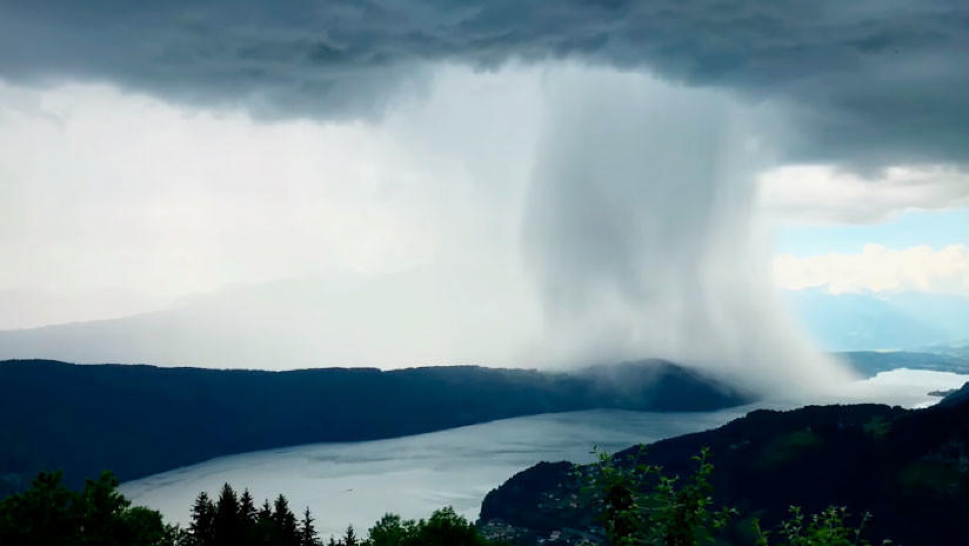 VIDEO: El 'tsunami caído del cielo'