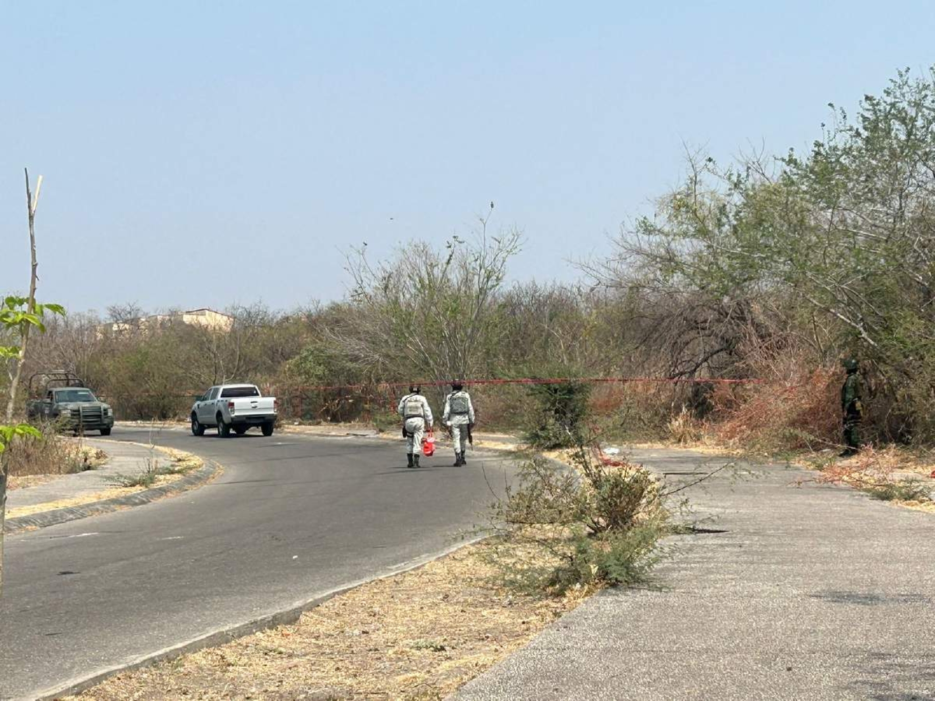 Tiran un cadáver en un terreno baldío
