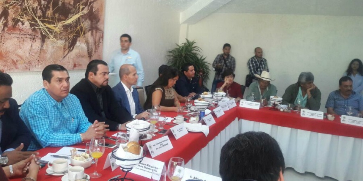 Se reúnen diputados con alcaldes para exponer el proyecto de rescate financiero a municipios