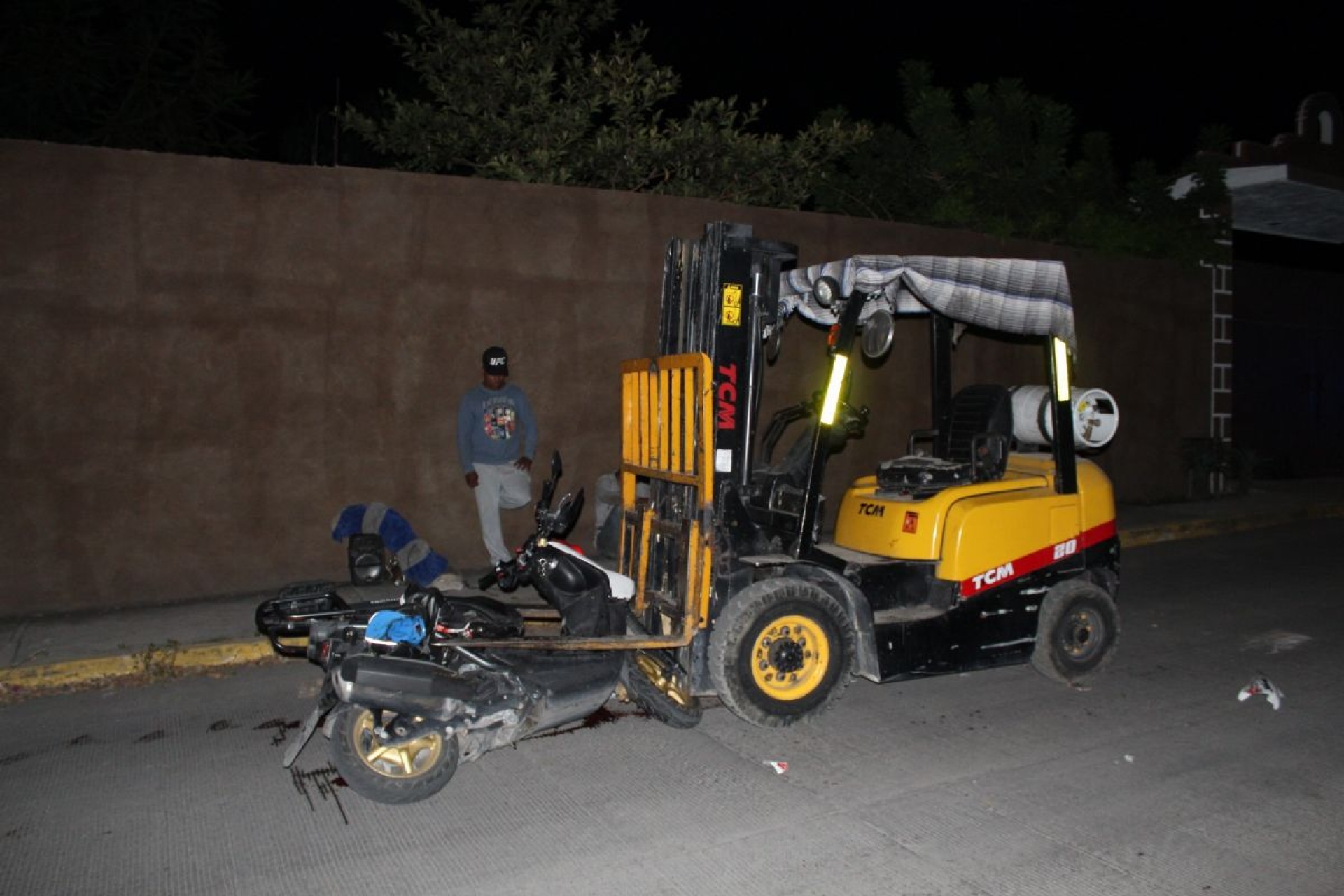 Se impactó contra un montacargas
