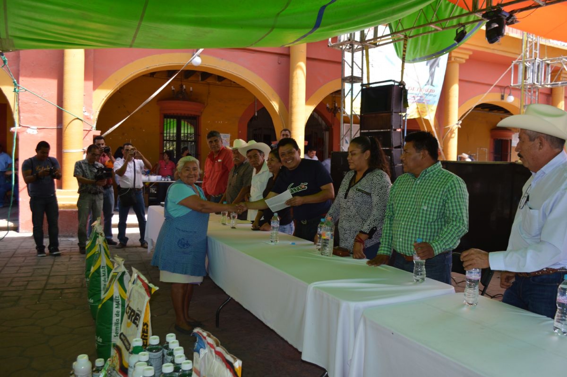 Dota Israel Andrade de semillas a agricultores de Jonacatepec