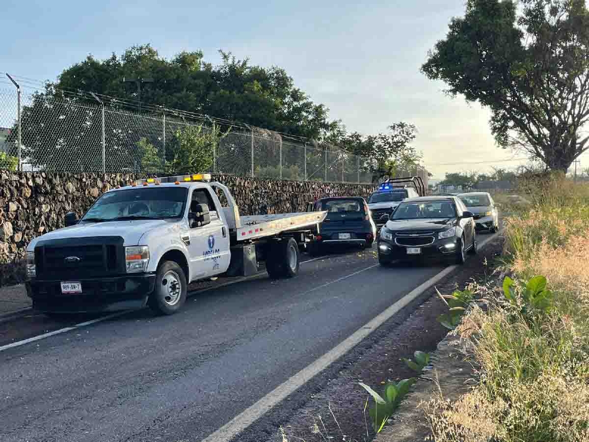 Se impacta contra una barda y abandona el auto